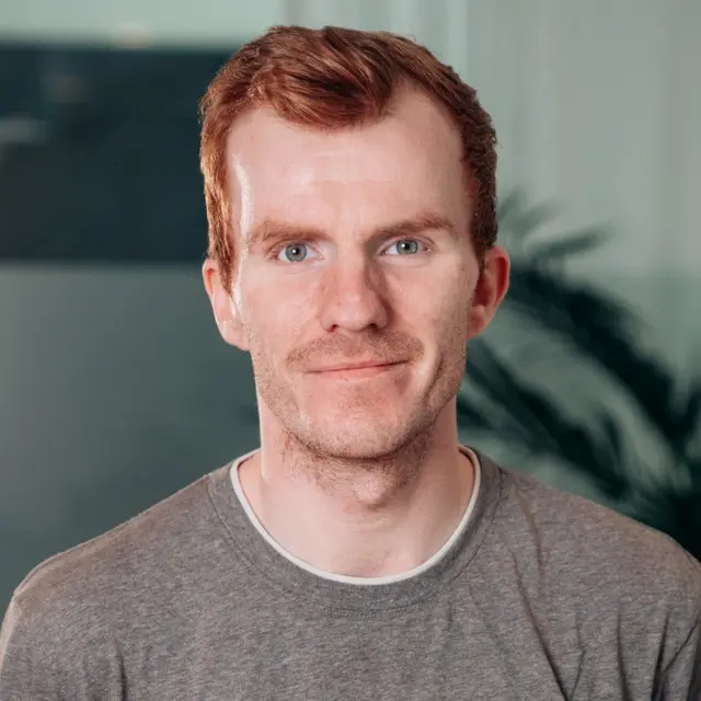 Porträt von Daniel Kosbab in grauem Shirt